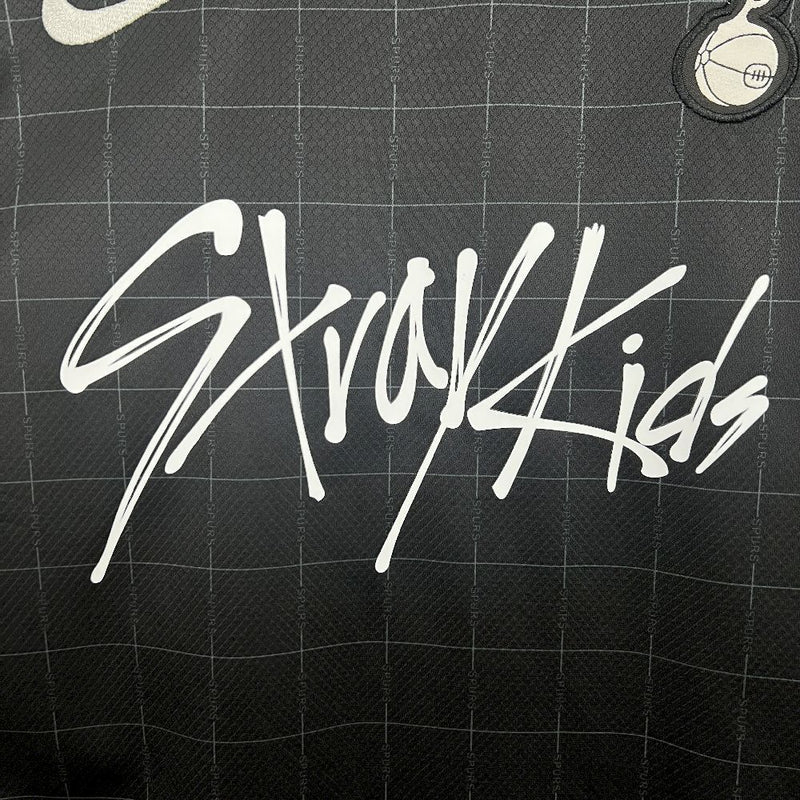 Camisa Edição Especial Tottenham Hotspur 2025/2026 - Collab Stray Kids | Preto. Versão Torcedor Pro Masculina