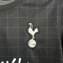 Camisa Edição Especial Tottenham Hotspur 2025/2026 - Collab Stray Kids | Preto. Versão Torcedor Pro Masculina