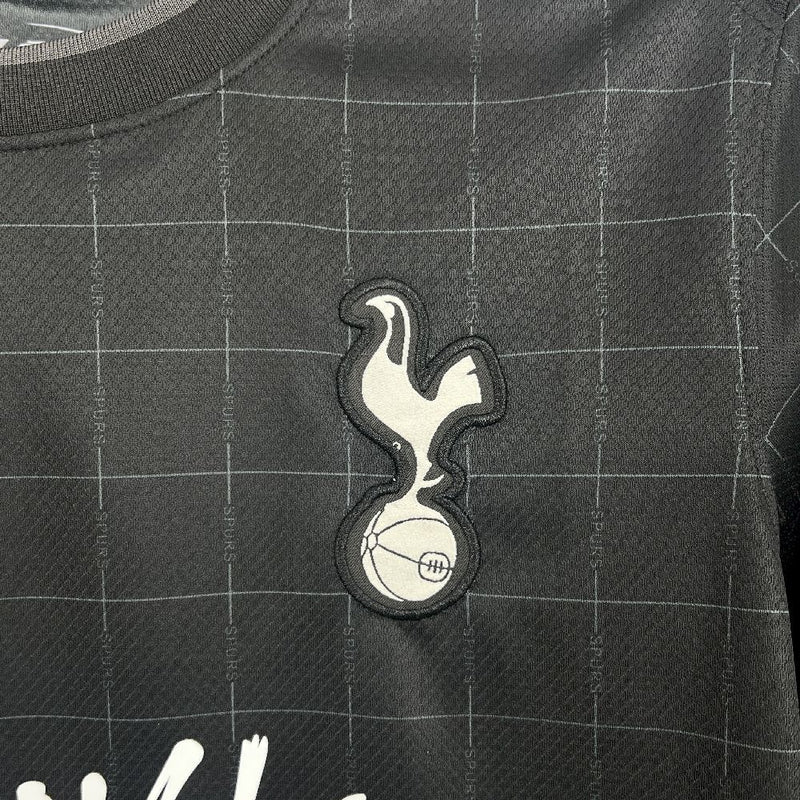 Camisa Edição Especial Tottenham Hotspur 2025/2026 - Collab Stray Kids | Preto. Versão Torcedor Pro Masculina