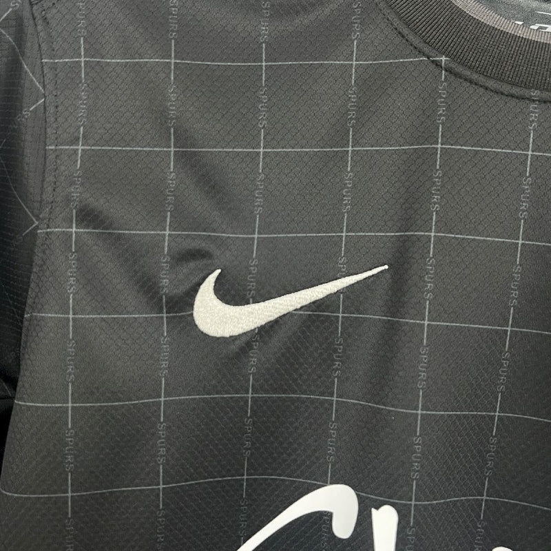 Camisa Edição Especial Tottenham Hotspur 2025/2026 - Collab Stray Kids | Preto. Versão Torcedor Pro Masculina