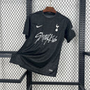 Camisa Edição Especial Tottenham Hotspur 2025/2026 - Collab Stray Kids | Preto. Versão Torcedor Pro Masculina