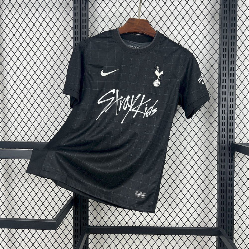 Camisa Edição Especial Tottenham Hotspur 2025/2026 - Collab Stray Kids | Preto. Versão Torcedor Pro Masculina