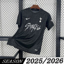 Camisa Edição Especial Tottenham Hotspur 2025/2026 - Collab Stray Kids | Preto. Versão Torcedor Pro Masculina