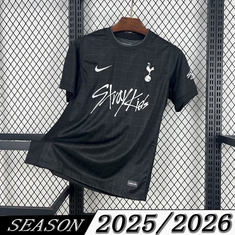 Camisa Edição Especial Tottenham Hotspur 2025/2026 - Collab Stray Kids | Preto. Versão Torcedor Pro Masculina
