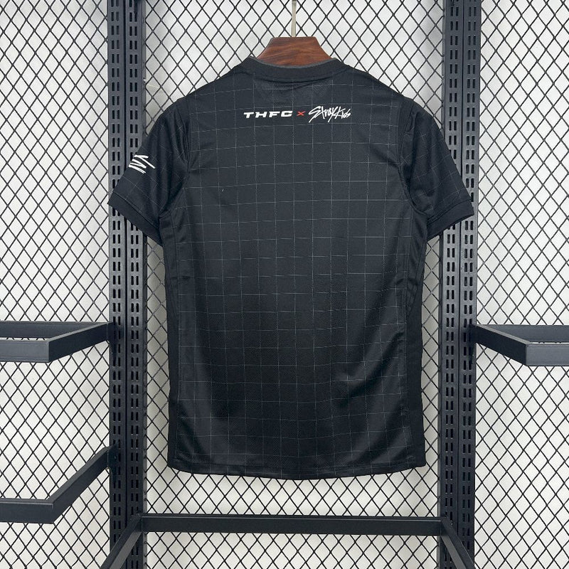 Camisa Edição Especial Tottenham Hotspur 2025/2026 - Collab Stray Kids | Preto. Versão Torcedor Pro Masculina
