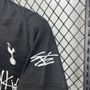Camisa Edição Especial Tottenham Hotspur 2025/2026 - Collab Stray Kids | Preto. Versão Torcedor Pro Masculina