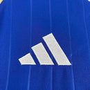 Camisa Home Oficial do Leicester City FC para a temporada 2025/2026, uma peça que celebra a história do clube com um design moderno e a alta tecnologia Adidas