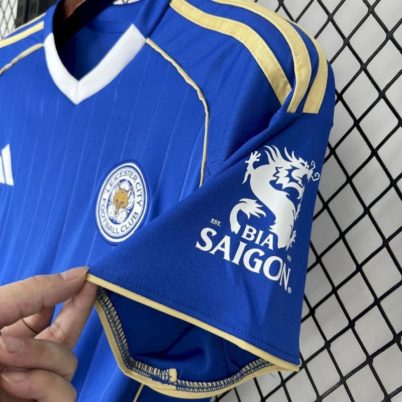 Camisa Home Oficial do Leicester City FC para a temporada 2025/2026, uma peça que celebra a história do clube com um design moderno e a alta tecnologia Adidas