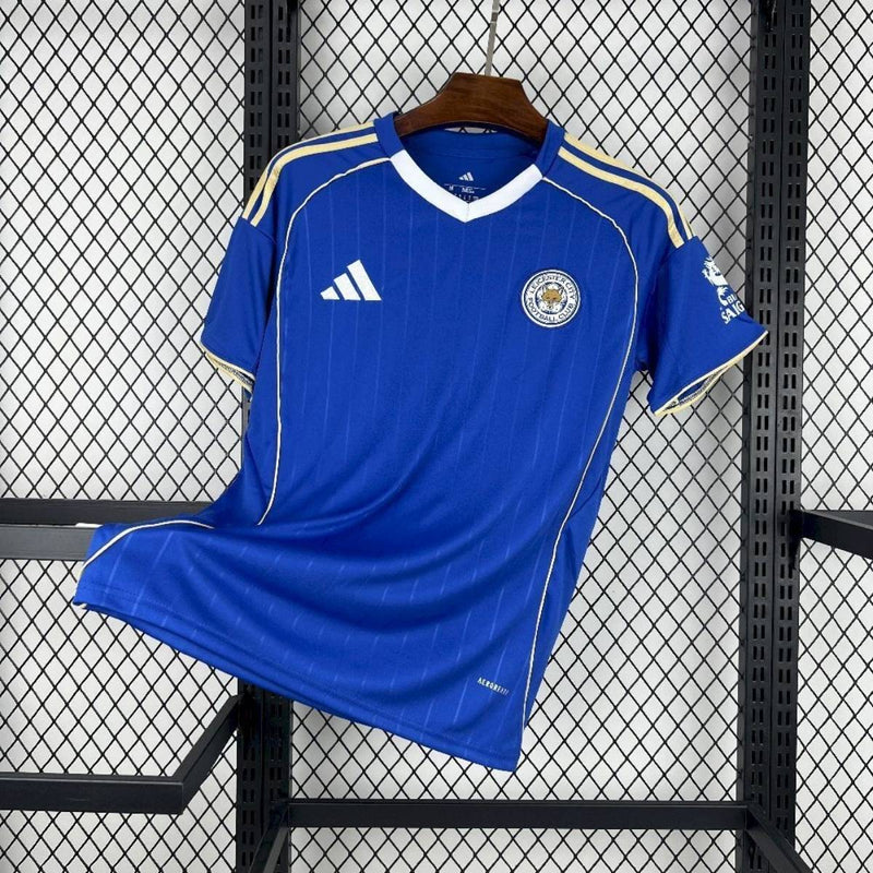 Camisa Home Oficial do Leicester City FC para a temporada 2025/2026, uma peça que celebra a história do clube com um design moderno e a alta tecnologia Adidas