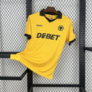 Camisa Wolverhampton Wanderers Home 25/26 Dourada SUDU | Clássico e Elegante