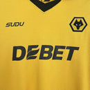 Camisa Wolverhampton Wanderers Home 25/26 Dourada SUDU | Clássico e Elegante