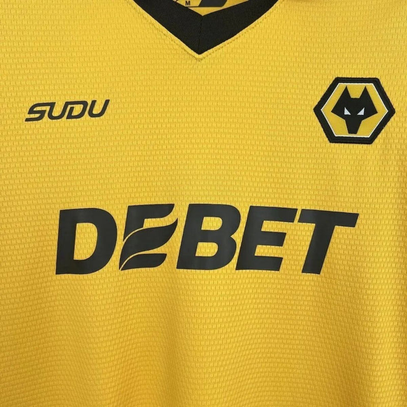 Camisa Wolverhampton Wanderers Home 25/26 Dourada SUDU | Clássico e Elegante