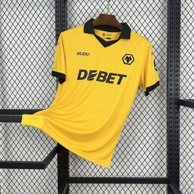Camisa Wolverhampton Wanderers Home 25/26 Dourada SUDU | Clássico e Elegante